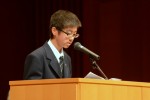 学校長賞を受けた福留健志君（中学）