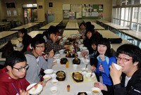 筑陽学園の食堂で昼食！